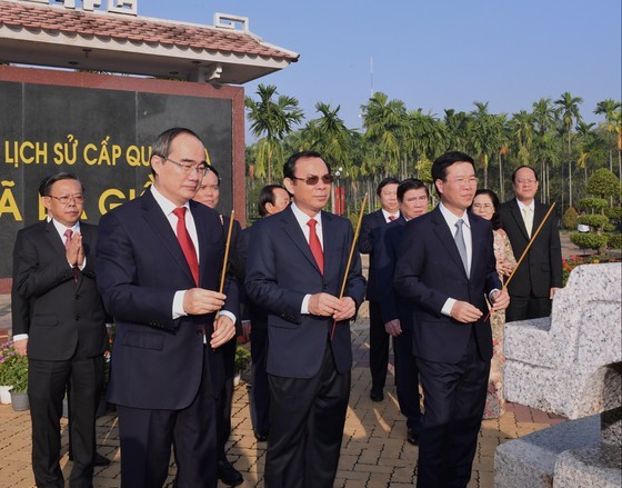 The leaders offered incenses at Nga Ba Giong War Martyrs Monument on November 23 (Photo: SGGP)