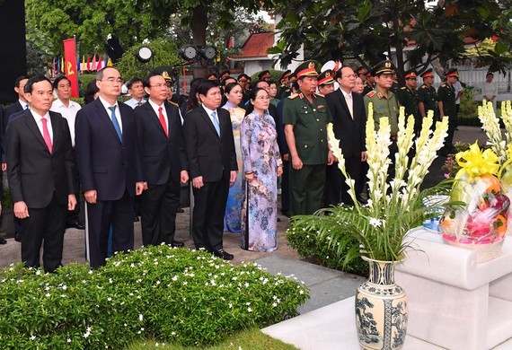 The delegation of leaders of HCMC offer incenses and flowers in commemoration of late President Le Duc Anh at Ho Chi Minh City Martyrs Cemetery.