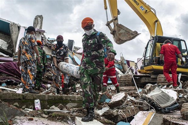 Rescuers search for survivors of an earthquake in West Sulawesi, Indonesia (Photo: Xinhua/VNA)