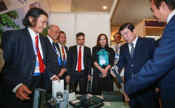 Chairman of HCMC People's Committee Nguyen Thanh Phong (2nd, R) and overseas Vietnamese at the meeting in 2020