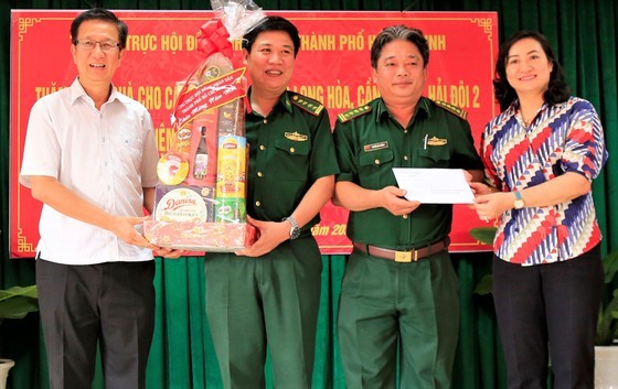 HCMC’s leaders extend Tet greetings to border guards, local residents in Can Gio ảnh 1