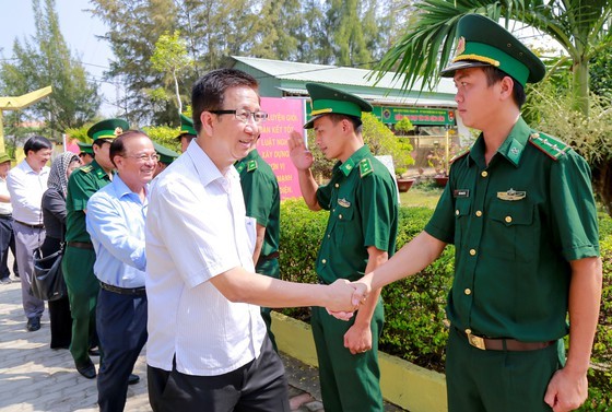Standing Deputy Chairman of the HCMC People's Council Pham Duc Hai visits soldiers of Thanh An border station. (Photo: SGGP)