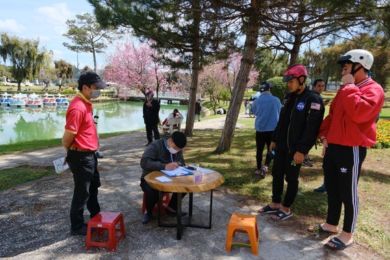 20 people are fined a total of VND40 million (US$1,700) for failing to wear face masks in Da Lat City. (Photo: SGGP)