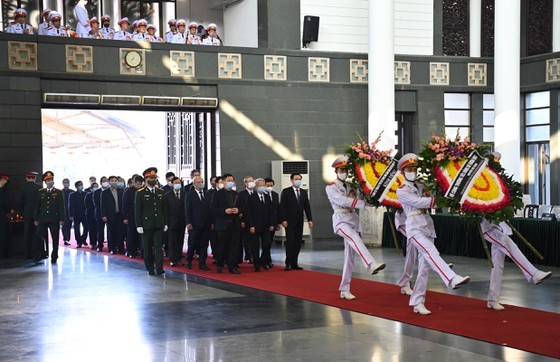 State funeral in Hanoi, Ben Tre for former Deputy PM Truong Vinh Trong starts ảnh 8 State funeral in Hanoi, Ben Tre for former Deputy PM Truong Vinh Trong starts ảnh 8