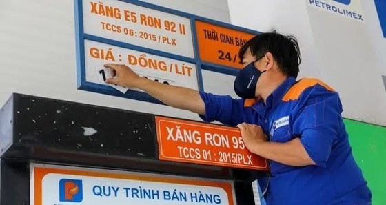 In order to limit the increase of petrol price, the two ministries have spent much of the Price Stabilization Fund on different fuel types. (Photo: SGGP)