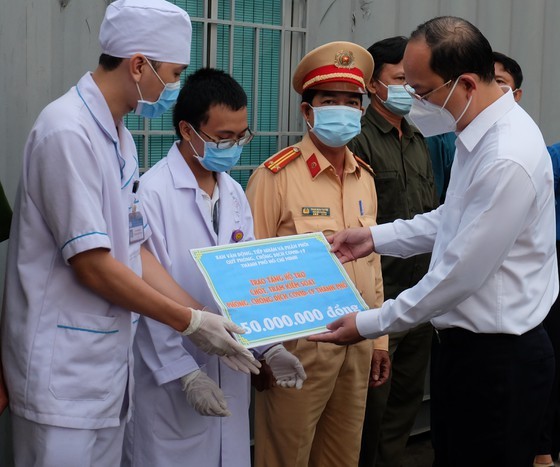 HCMC authorities visit frontline forces in Covid-19 control stations ảnh 1 HCMC authorities visit frontline forces in Covid-19 control stations ảnh 1