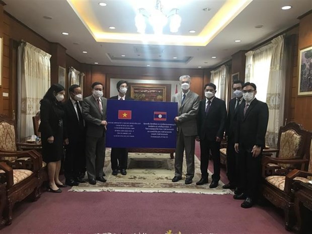 Lao people support Vietnam’s COVID-19 fight ảnh 1