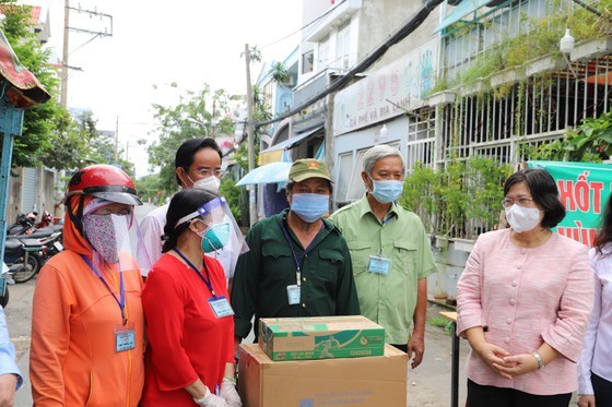 HCMC’s leaders visit people, frontline forces in districts ảnh 15 HCMC’s leaders visit people, frontline forces in districts ảnh 15