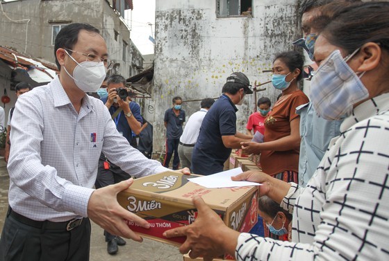 HCMC’s leaders visit people, frontline forces in districts ảnh 4 HCMC’s leaders visit people, frontline forces in districts ảnh 4