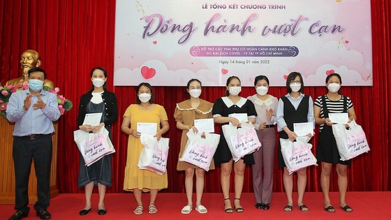 1,710 pregnant women affected by Covid-19 receive financial support ảnh 1