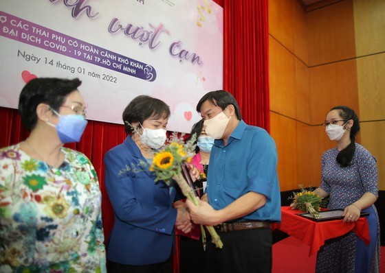 1,710 pregnant women affected by Covid-19 receive financial support ảnh 4