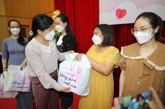 1,710 pregnant women affected by Covid-19 receive financial support ảnh 8