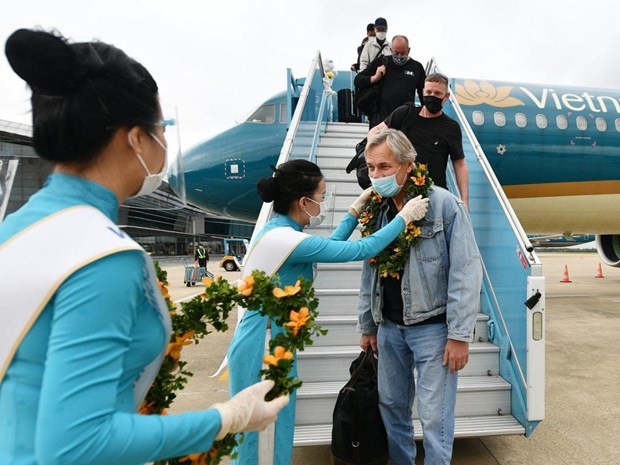PM directs building roadmap to welcoming foreign visitors ảnh 1