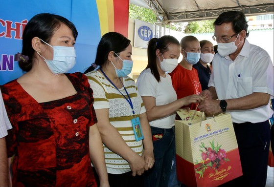 HCMC Party Chief extends Tet greetings to needy people in Dong Nai ảnh 7 HCMC Party Chief extends Tet greetings to needy people in Dong Nai ảnh 7
