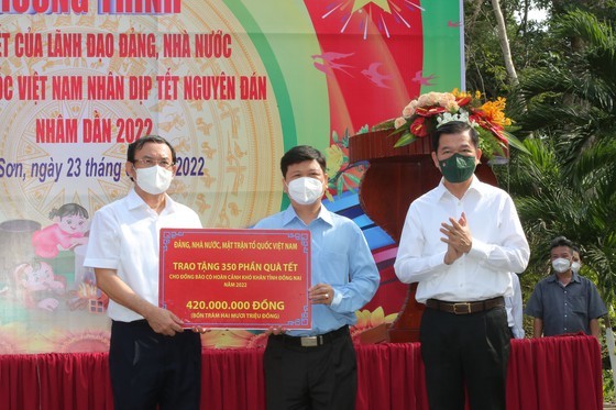 HCMC Party Chief extends Tet greetings to needy people in Dong Nai ảnh 4 HCMC Party Chief extends Tet greetings to needy people in Dong Nai ảnh 4