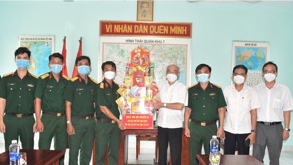 HCMC’s leaders pay Tet visits to the poor, frontline forces, businesses ảnh 3
