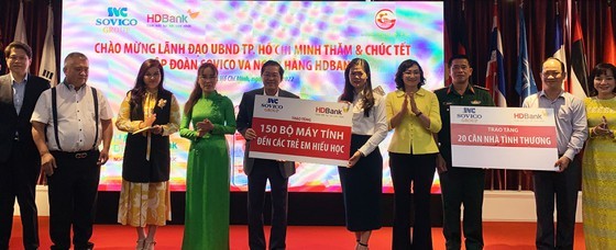 HCMC’s leaders pay Tet visits to the poor, frontline forces, businesses ảnh 8
