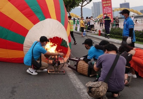 Hot air balloons take to the sky in Da Nang ảnh 10 Hot air balloons take to the sky in Da Nang ảnh 10