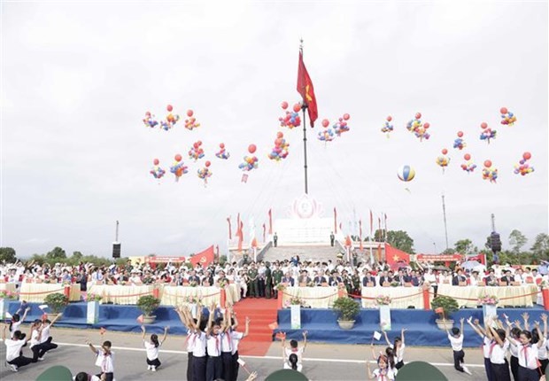 President attends Quang Tri’s flag-raising ceremony marking Reunification Day ảnh 1