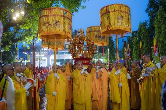 Grand ceremony marking Lord Buddha’s 2566th birthday held in Hue ảnh 12