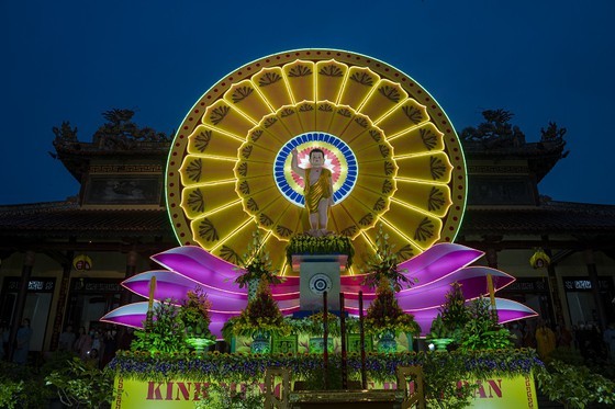 Grand ceremony marking Lord Buddha’s 2566th birthday held in Hue ảnh 7