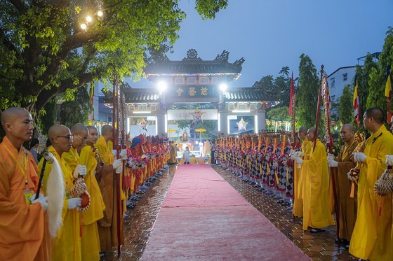 Grand ceremony marking Lord Buddha’s 2566th birthday held in Hue ảnh 8