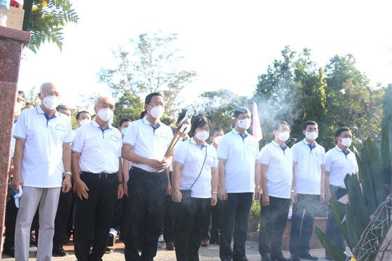 HCMC’s NA deputies pay tribute to heroic martyrs on Con Dao Islands ảnh 2 HCMC’s NA deputies pay tribute to heroic martyrs on Con Dao Islands ảnh 2