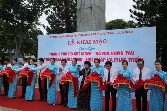 Exhibition on achievements of HCMC, Ba Ria-Vung Tau opens on Con Dao Island ảnh 1