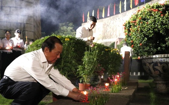 Candle lighting ceremony commemorating heroic martyrs held in HCMC ảnh 3 Candle lighting ceremony commemorating heroic martyrs held in HCMC ảnh 3