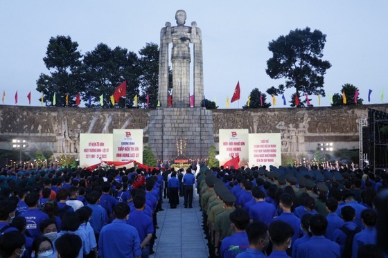 Candle lighting ceremony commemorating heroic martyrs held in HCMC ảnh 6 Candle lighting ceremony commemorating heroic martyrs held in HCMC ảnh 6