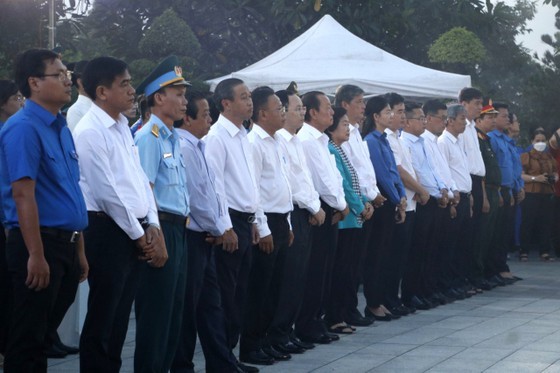 Candle lighting ceremony commemorating heroic martyrs held in HCMC ảnh 4 Candle lighting ceremony commemorating heroic martyrs held in HCMC ảnh 4