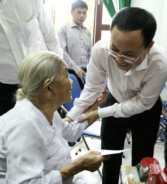 HCMC’s leaders offer gifts to policy beneficiary families ảnh 4
