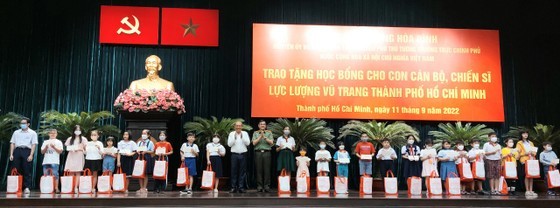 100 scholarships given to children of military personnel in HCMC ảnh 1 100 scholarships given to children of military personnel in HCMC ảnh 1