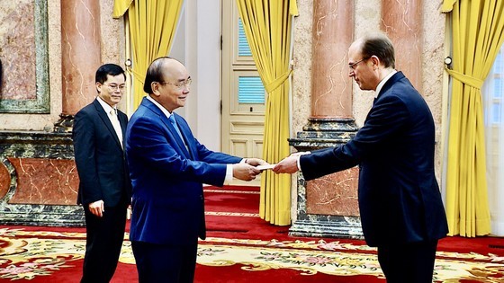 President hosts newly-accredited ambassadors ảnh 4