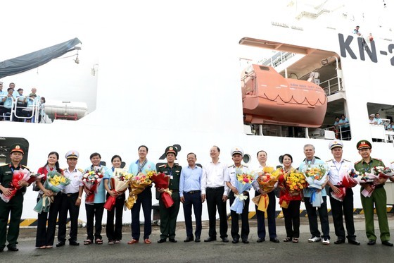 HCMC’s delegation visits soldiers on DK1 platform, people on southwestern island ảnh 1