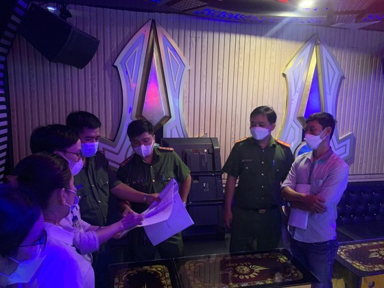 HCMC: 298 bars, karaoke parlors, dance clubs fined VND 1.7 billion ảnh 3 HCMC: 298 bars, karaoke parlors, dance clubs fined VND 1.7 billion ảnh 3