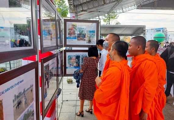 Exhibition on community of ethnic groups, religions opens in Soc Trang ảnh 2