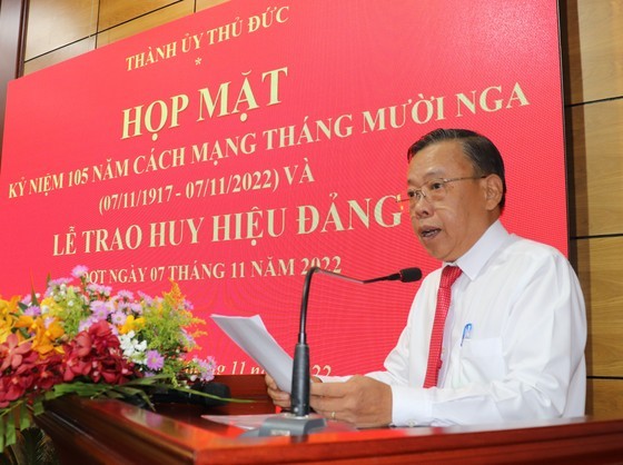 Thu Duc City presents Party membership badges to Party members ảnh 2 Thu Duc City presents Party membership badges to Party members ảnh 2