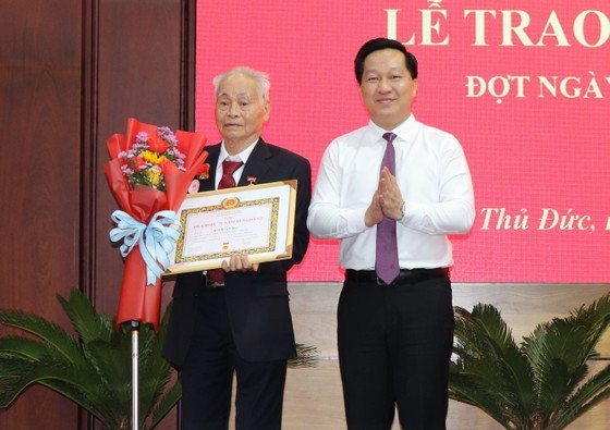 Thu Duc City presents Party membership badges to Party members ảnh 3 Thu Duc City presents Party membership badges to Party members ảnh 3
