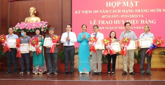 Thu Duc City presents Party membership badges to Party members ảnh 4 Thu Duc City presents Party membership badges to Party members ảnh 4