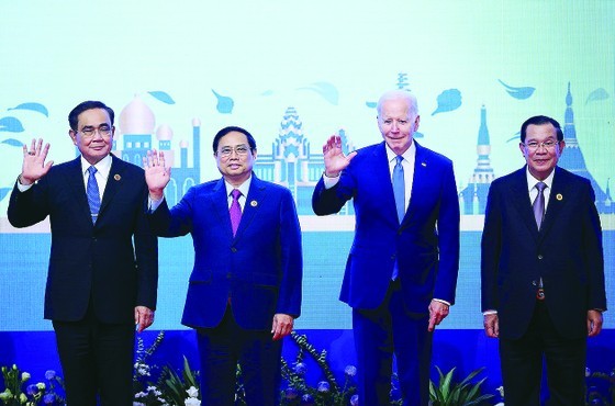 PM attends ASEAN summits with partners in Phnom Penh ảnh 3 PM attends ASEAN summits with partners in Phnom Penh ảnh 3