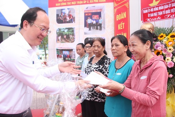 HCMC’s leaders attend great national unity festival in suburban districts ảnh 3