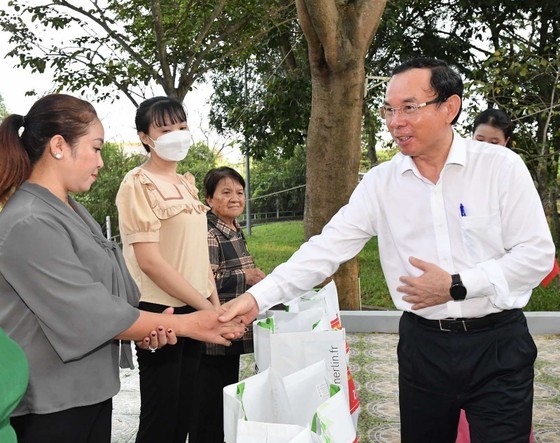 HCMC’s leaders attend great national unity festival in suburban districts ảnh 7