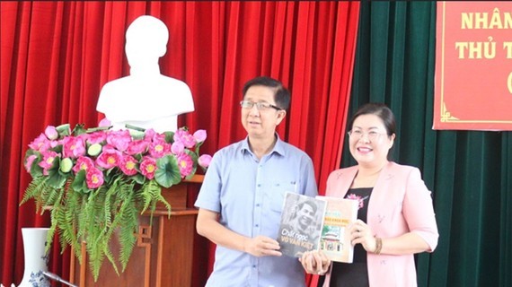 Book handover between HCMC, Vinh Long celebrates late PM’s birth anniversary ảnh 1 Book handover between HCMC, Vinh Long celebrates late PM’s birth anniversary ảnh 1