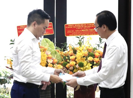 HCMC leader visits late Professor Doctor Nguyen Thien Thanh ảnh 1