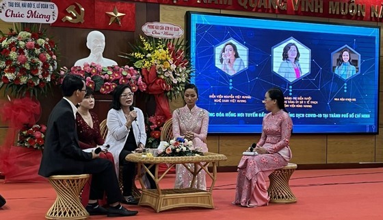Meeting, photo exhibition honor women in fight against Covid-19 ảnh 1 Meeting, photo exhibition honor women in fight against Covid-19 ảnh 1