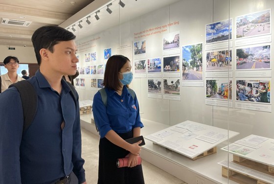 Meeting, photo exhibition honor women in fight against Covid-19 ảnh 2 Meeting, photo exhibition honor women in fight against Covid-19 ảnh 2