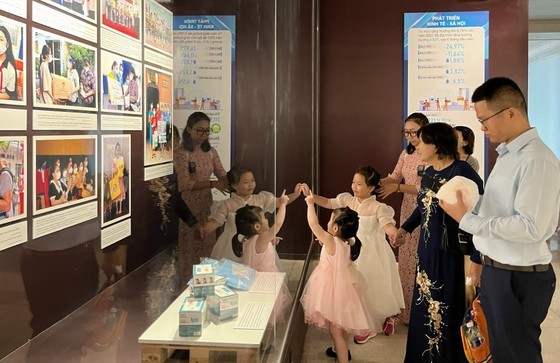 Meeting, photo exhibition honor women in fight against Covid-19 ảnh 3 Meeting, photo exhibition honor women in fight against Covid-19 ảnh 3