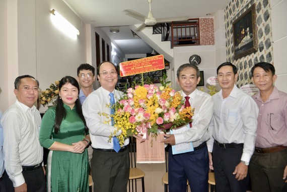 City leaders congratulate veteran teachers on traditional day ảnh 1 City leaders congratulate veteran teachers on traditional day ảnh 1