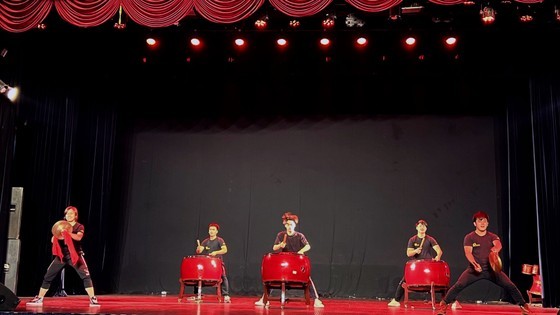 Taiwanese Ten Drum Art Percussion Group performs in HCMC ảnh 2